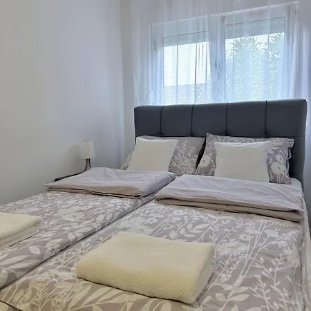 Amora - Free Parking Mostar